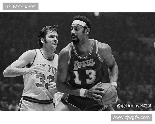 张伯伦与姚明的篮球传奇对比：不同时代的巨人如何影响篮球历史