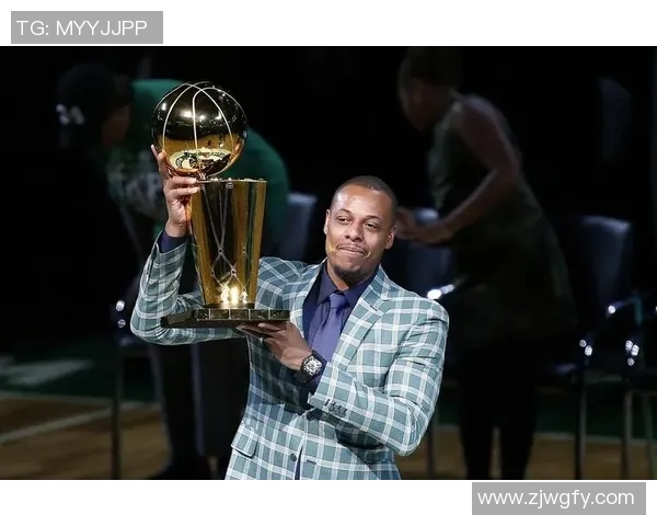 足球明星高举奖杯庆祝胜利的瞬间展现荣耀与激情 足球明星高举奖杯庆祝胜利的瞬间展现荣耀与激情