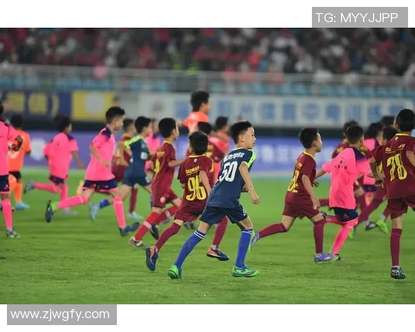 黑足球明星风采展现：从球场到生活的精彩瞬间与背后故事